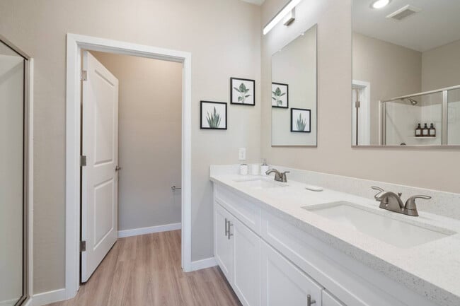 Building Photo - 16601 N Parkview Pl