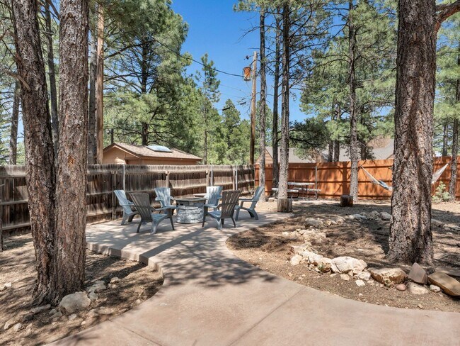 Building Photo - Cozy Furnished Country Club Home