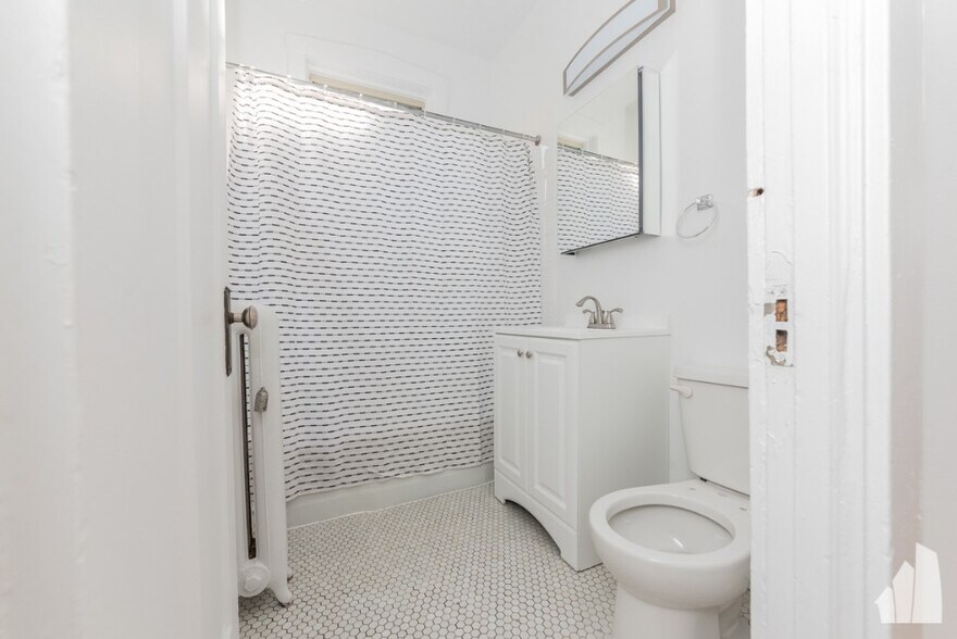 Building Photo - 1212 W Lunt Ave