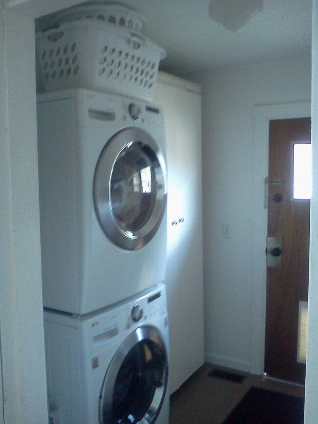 Building Photo - 1102 E Victor St