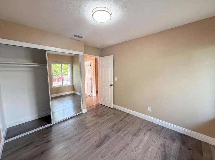 Building Photo - 8232 Moorhaven Way