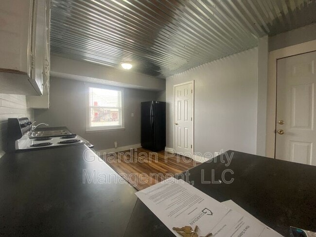 Building Photo - 519.5 W 8th St