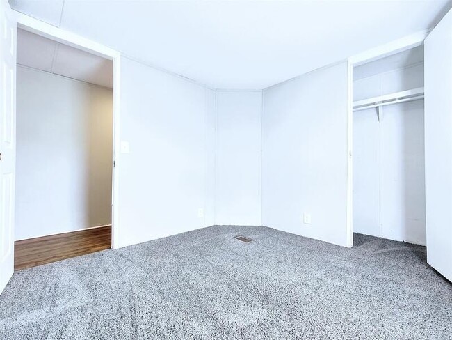 Building Photo - 212 Sunshine Dr