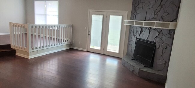 Building Photo - Clean 3 bedrooms, 2 baths, single garage w/remote control, and fenced yard!!