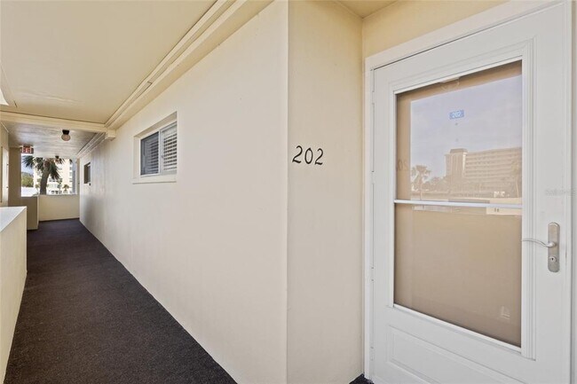 Building Photo - 4775 Cove Cir
