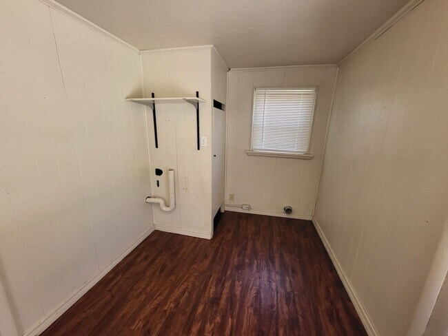 Building Photo - 3 bedroom 1 bathroom house with garage and...