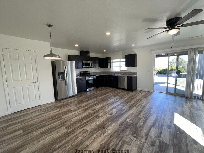 Building Photo - 3241 N Constance Dr