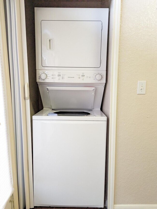 Building Photo - 1x1 Beautiful updated unit throughout w/ba...