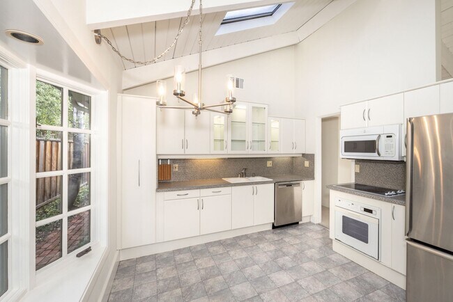 Building Photo - Charming 3 Bed, 2 Bath Single Story Home - Available Short Term!