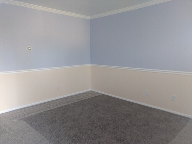 Building Photo - Updated 2 Bed 1 Bath Townhouse close to downtown Louisville