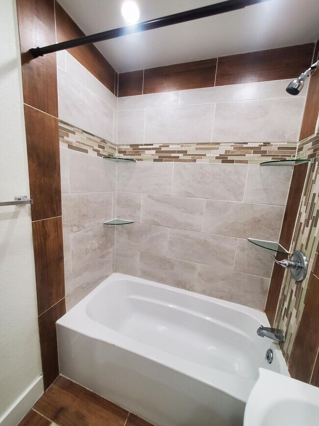 Building Photo - Free standing home just 2 blocks from Central and Mclean