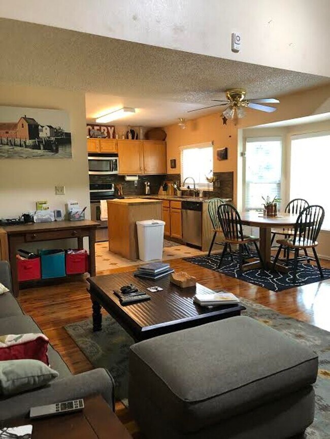 Building Photo - 4 Bd, 2 Ba, Home, Quiet Neighborhood, Great Floorplan, Mature Landscaping!