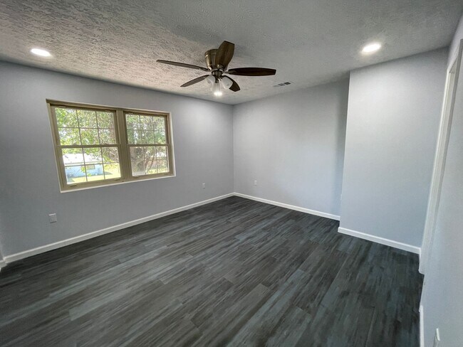 Building Photo - 112 Parker Village Cir