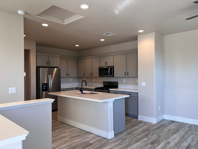 Building Photo - Charming & NEW! 2/2/2 Townhome in Gardnerv...