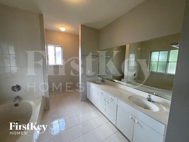 Building Photo - 377 NE 29th Terrace