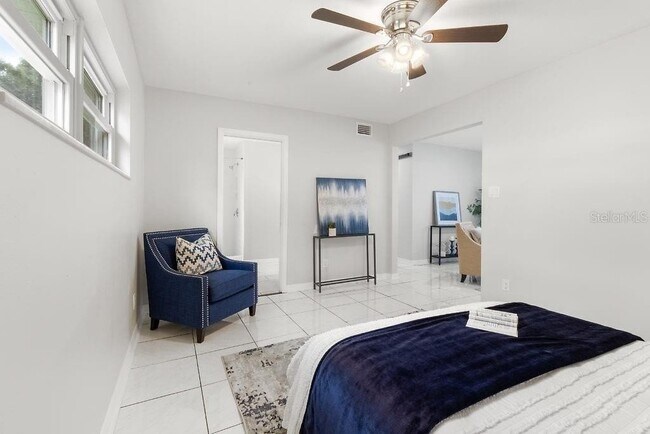 Building Photo - Remodeled Pool Home Located in the Very Desirable Bay Crest Park Waterfront Community