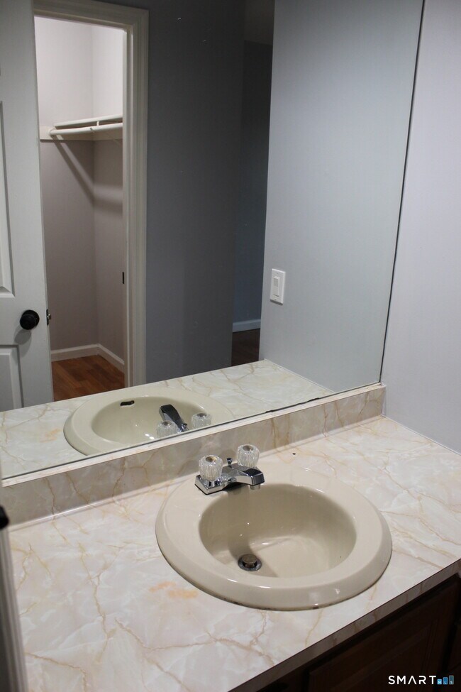 Building Photo - 8 Rose Ln