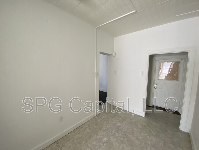 Building Photo - 351 W King St