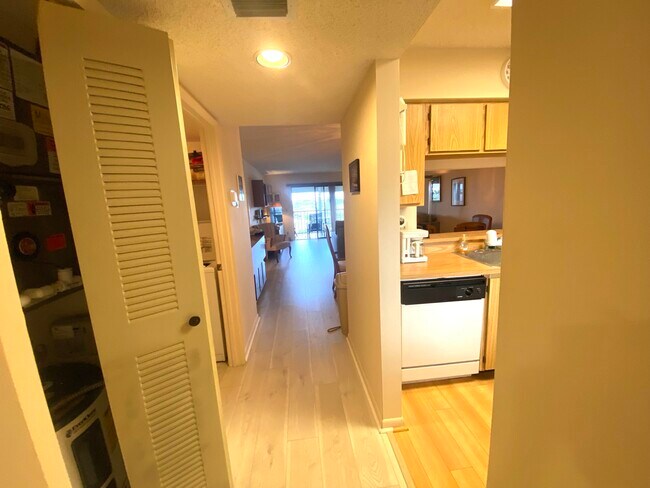 Building Photo - 7260 Kinghurst Dr