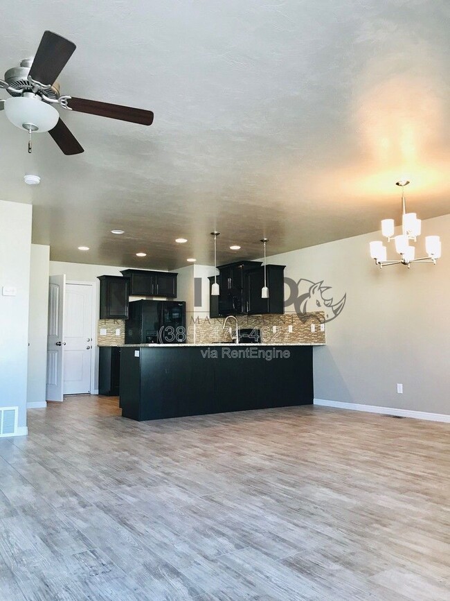 Building Photo - 1385 Bridal Veil Dr
