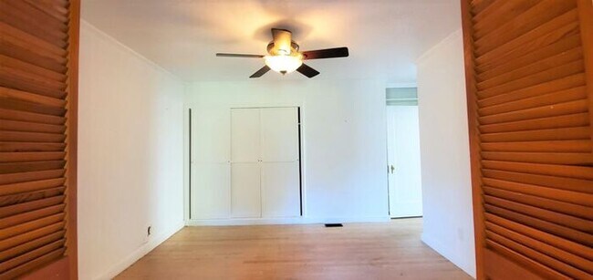 Building Photo - 3 Bed 1.5 Bath 2 car garage in Nichol's Hi...