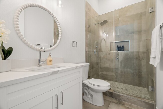 Building Photo - Gorgeous New Constriction House in Tampa - B