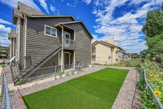 Building Photo - Private yard included! 2bed 1bath