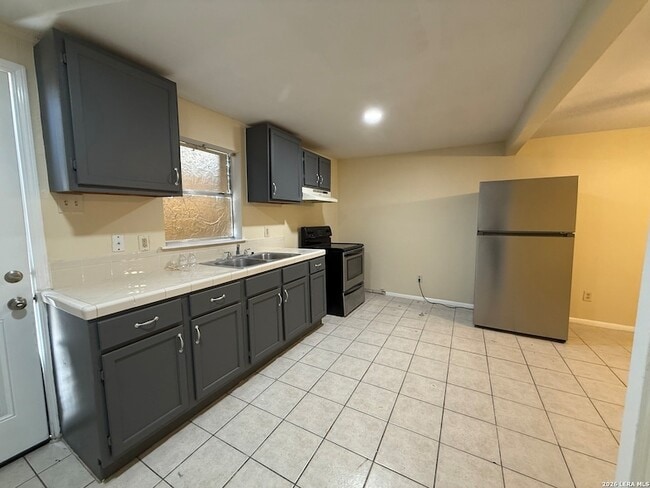 Building Photo - 258 Cliffwood Dr