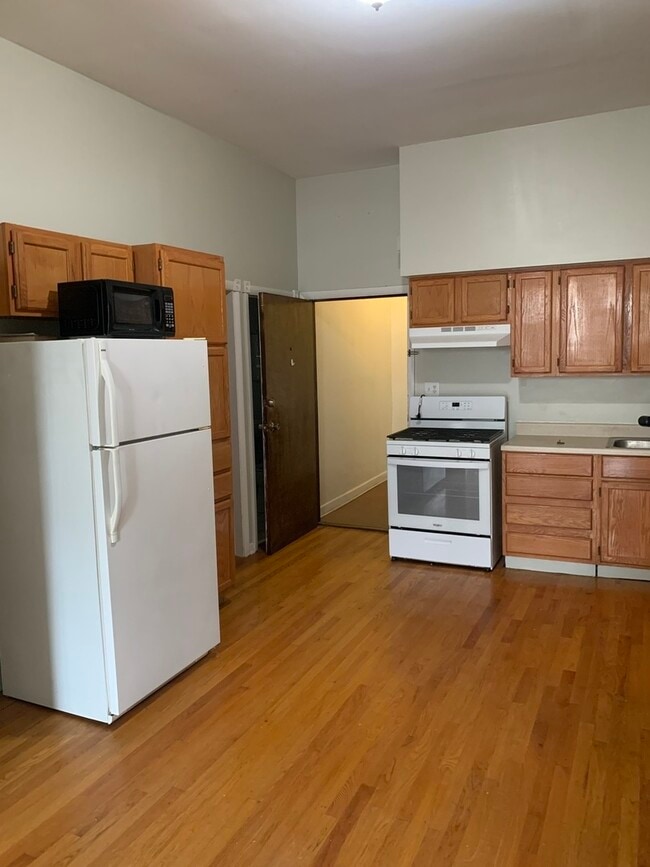 Building Photo - 858 N Ashland Ave