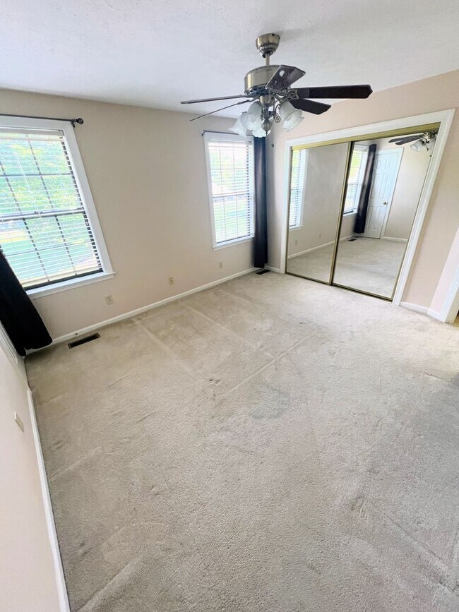 Building Photo - 3 Bedroom Townhome in Forest