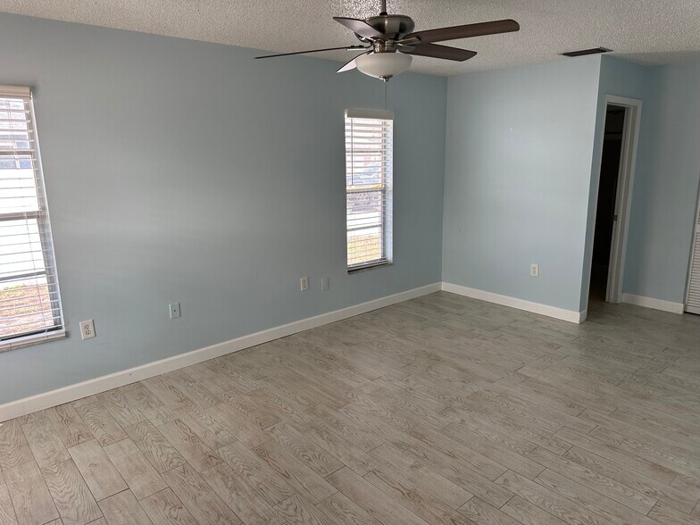 Building Photo - 7403 17th Ave W