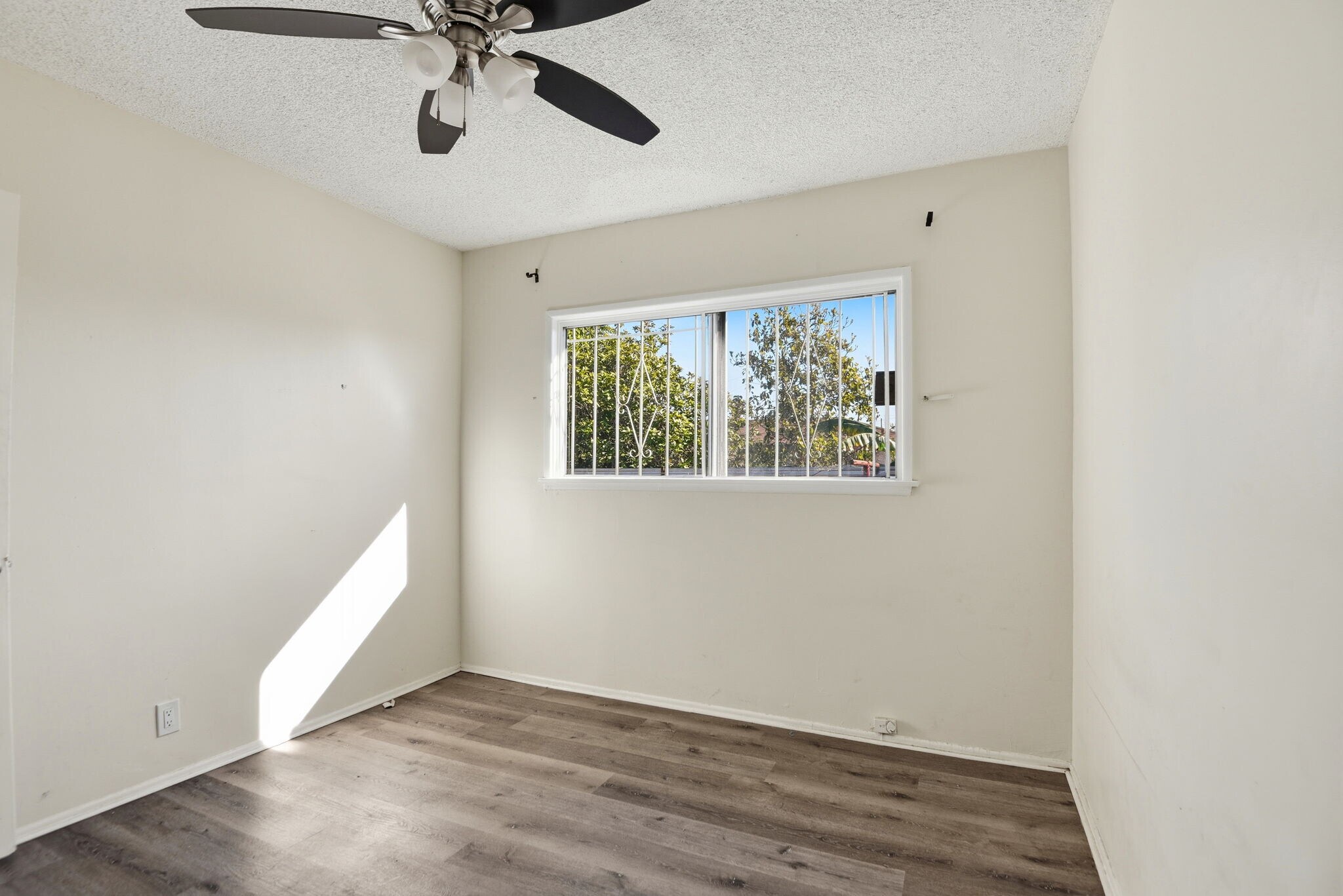 Building Photo - 1112 W 92nd St