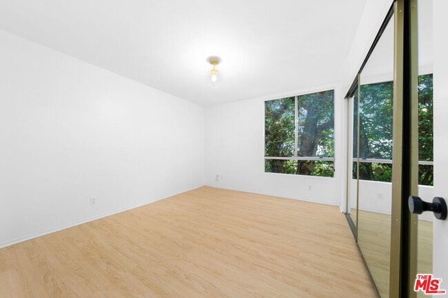 Building Photo - 406 N Oakhurst Dr