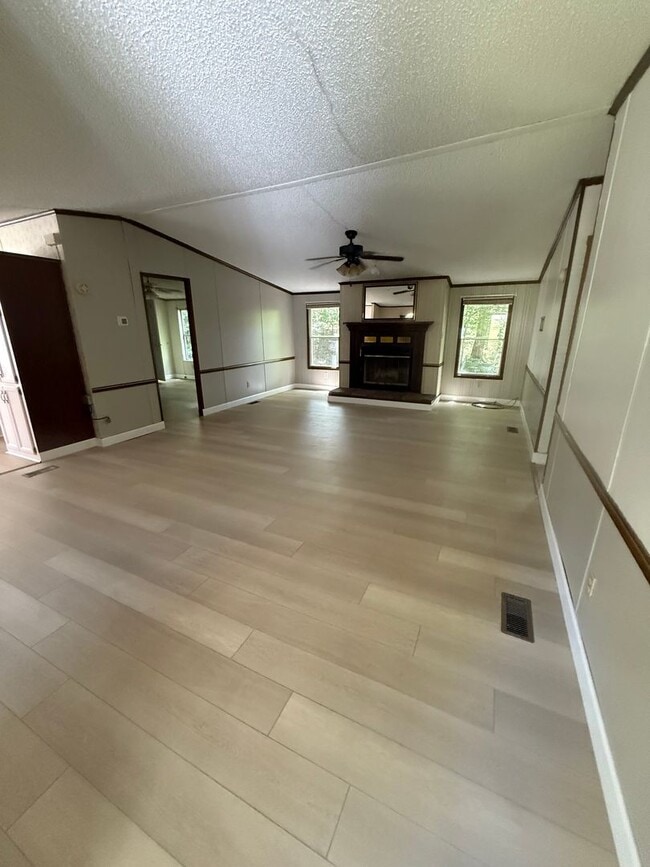 Building Photo - Large Updated Three Bedroom