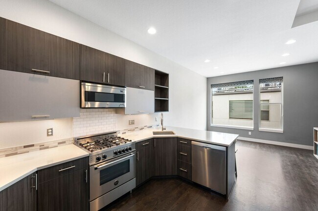 Building Photo - Modern 2BD, 2BA LoHi Townhome with Rooftop...