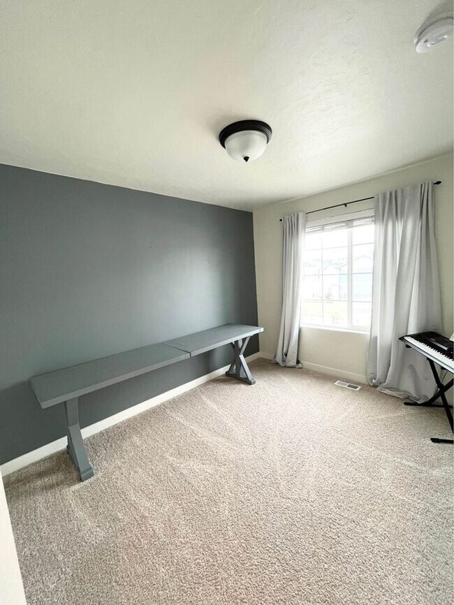 Building Photo - Lovely home for rent in Saratoga Springs.  (Pet Friendly)