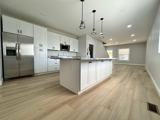 Building Photo - 7945 High St