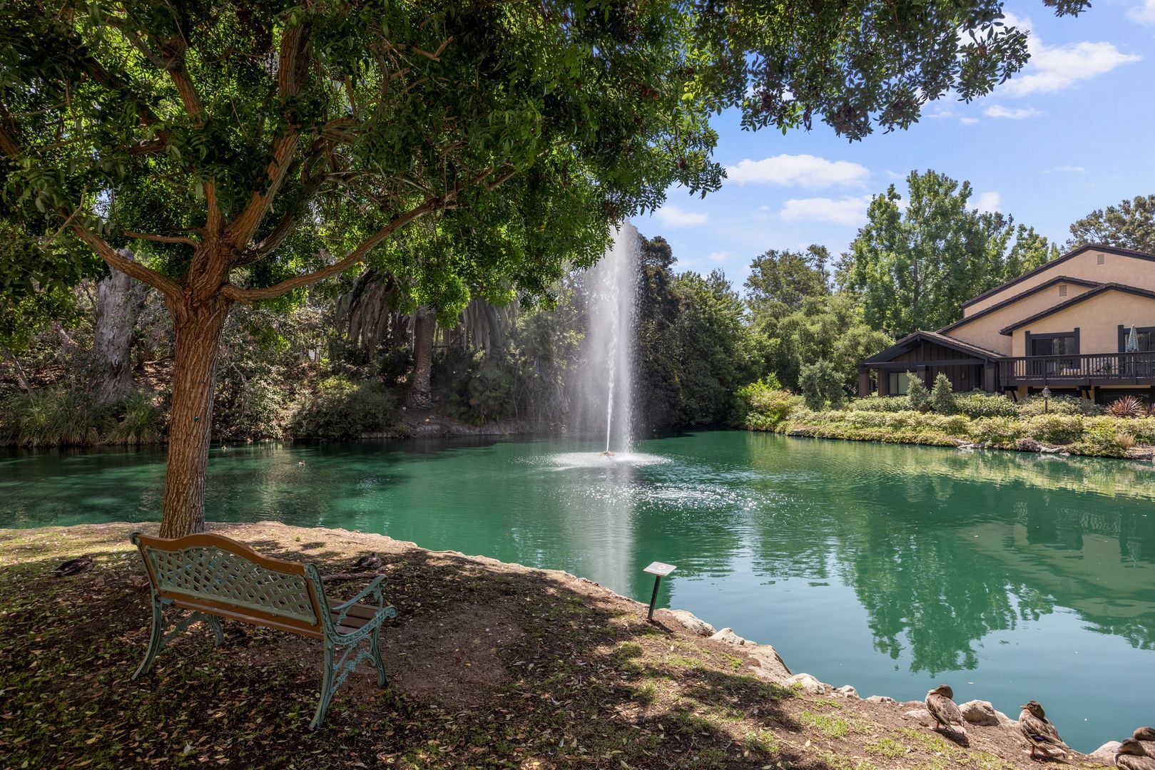 Building Photo - Resort-Style 2-Bed, 2-Bath Condo with Lake...