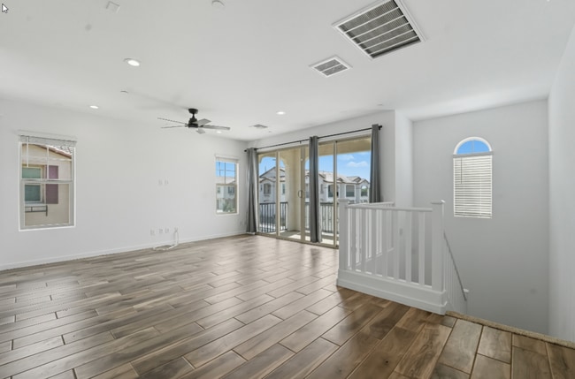 Building Photo - *Like Brand New Luxurious Modern 3 Bedroom 2 Bath Townhome in Warner Meadows!**