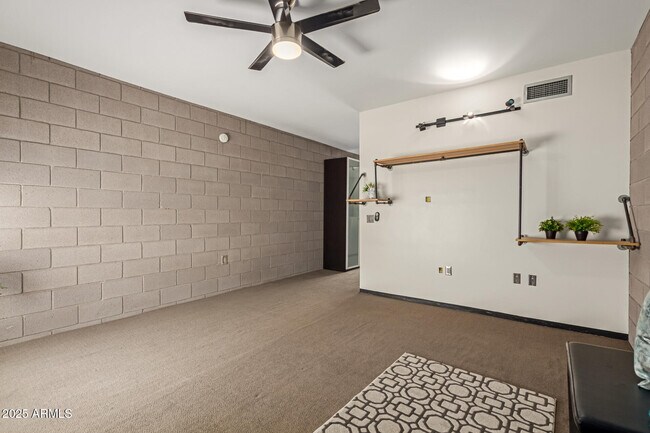 Building Photo - 727 E Portland St