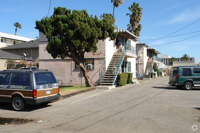 Primary Photo - 6906-6908 Vesper Ave
