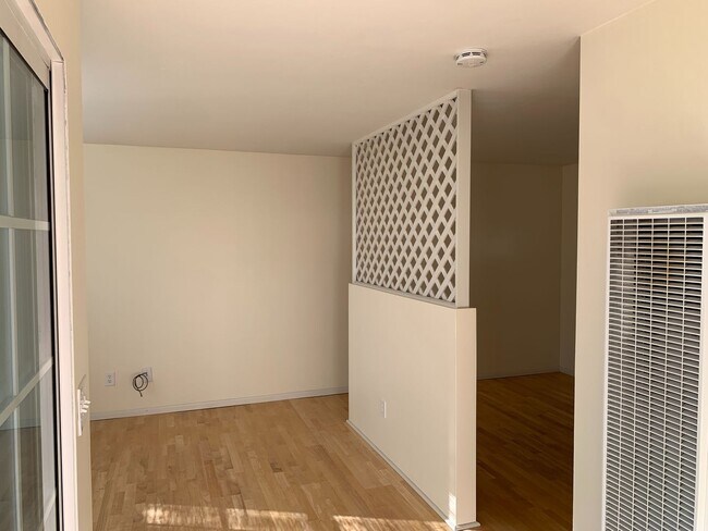 Building Photo - 140 G Ave