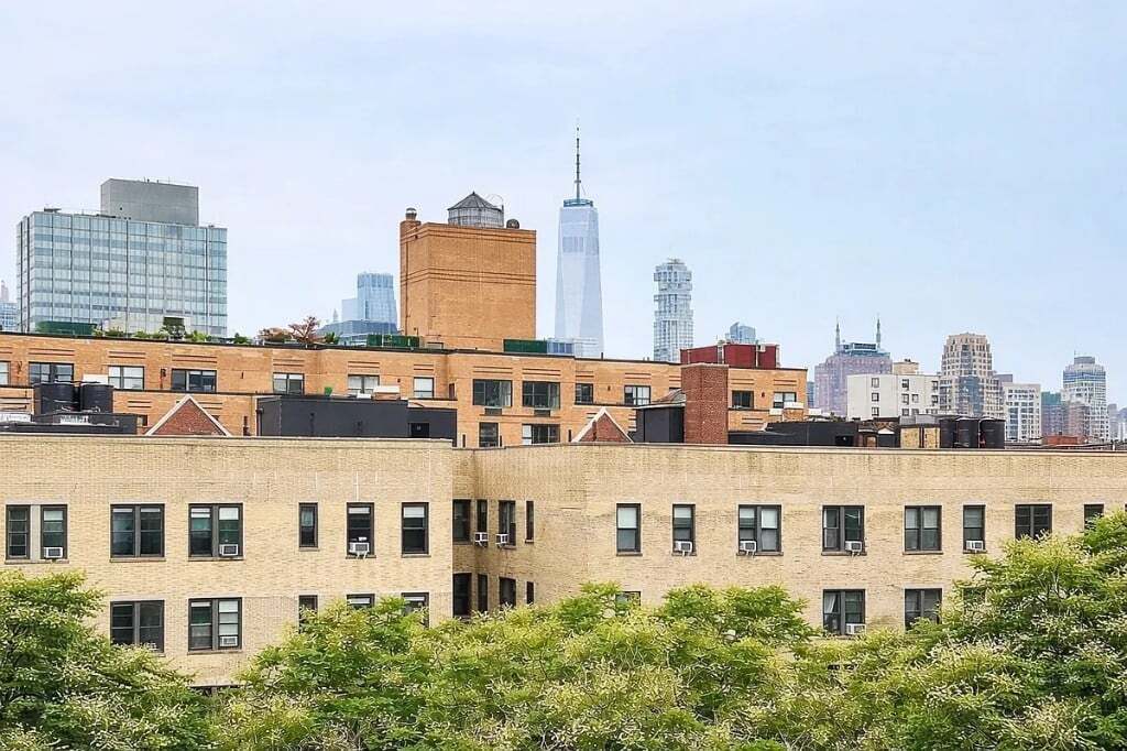 Building Photo - 325 E 5th St