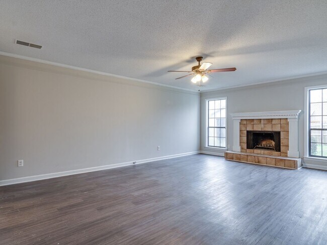Building Photo - Spacious 3 bedroom/2 bath home available for rent!