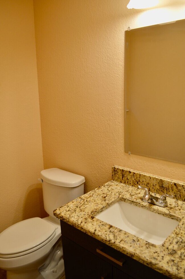 Building Photo - Beautiful 3 bed 2 bath home in a quiet nei...