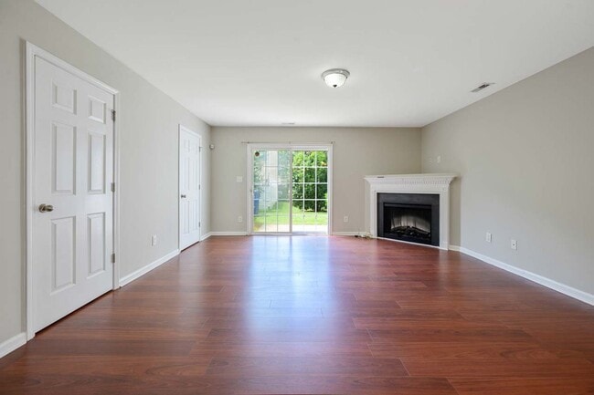 Building Photo - End Unit Townhome in Great Location!