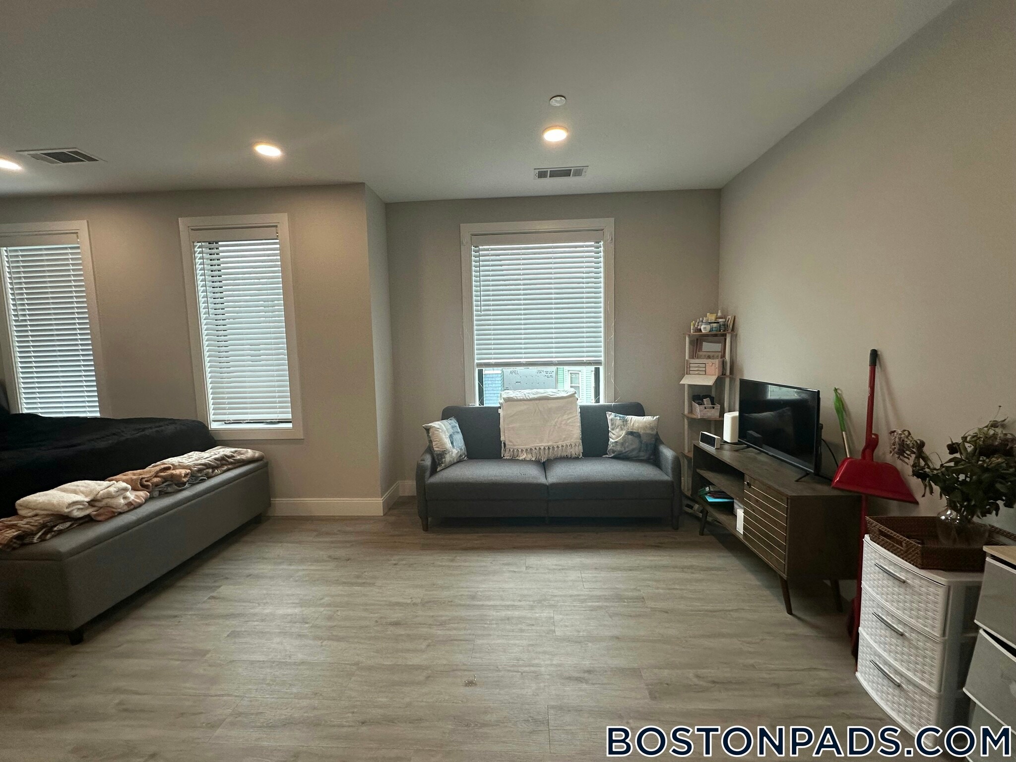 Building Photo - 656 Saratoga St