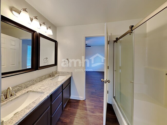 Building Photo - 10415 Red Fern Ct SE