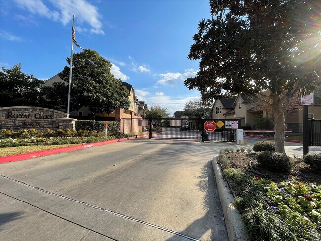 Building Photo - 11643 Royal Oaks View