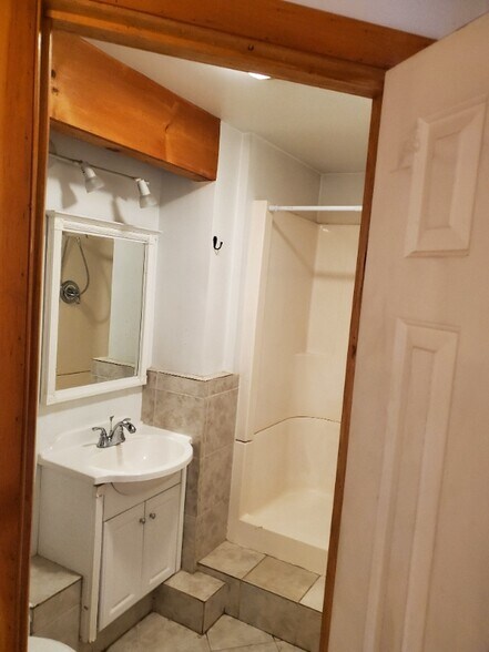 Building Photo - 302 Camelot Shore Dr